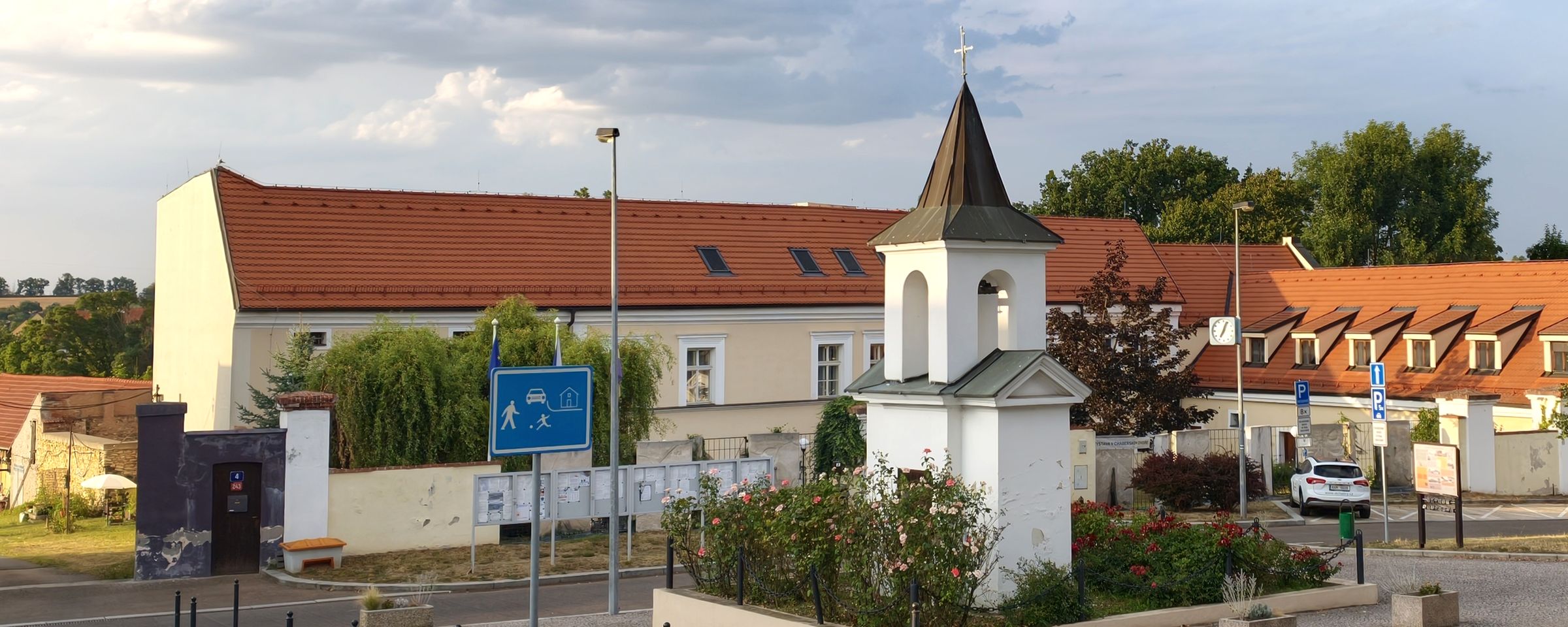 Bílenecké náměstí v Dolních Chabrech se zvoničkou a budovou úřadu městské části