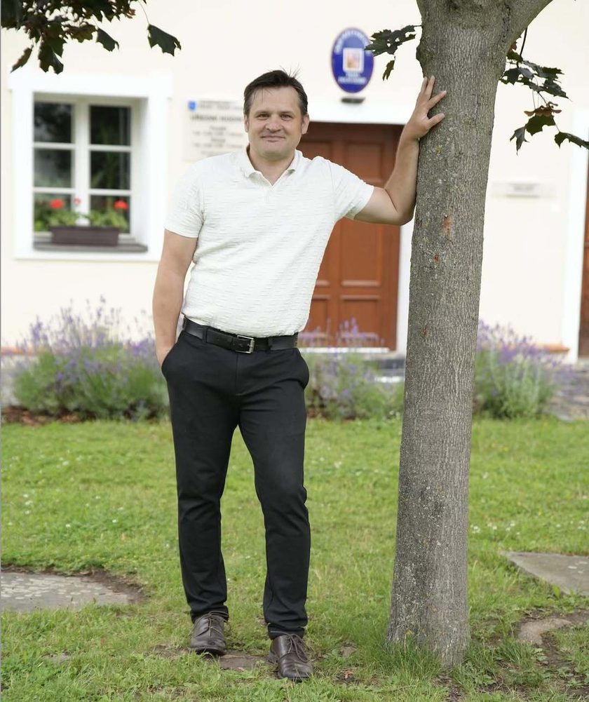 Michal Mikšík před budovou úřadu městské části
